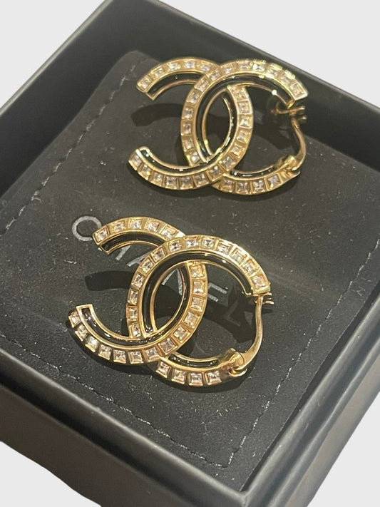 Boucles d'oreilles Chanel CC noires