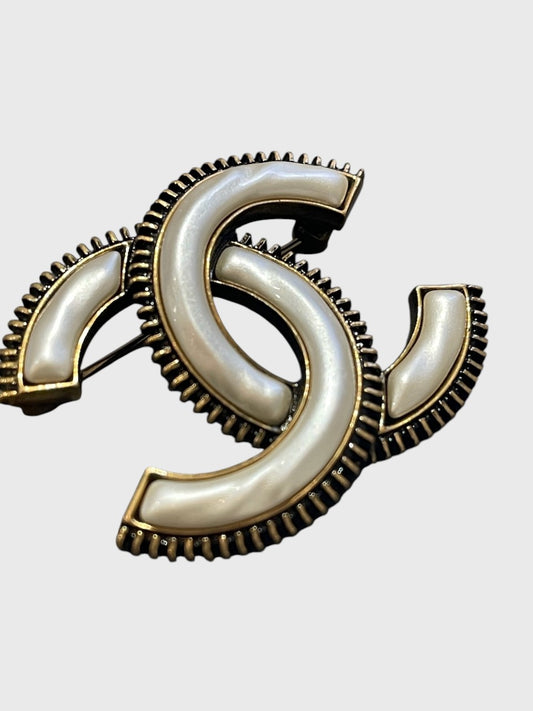 Broche Chanel CC nacre blanc