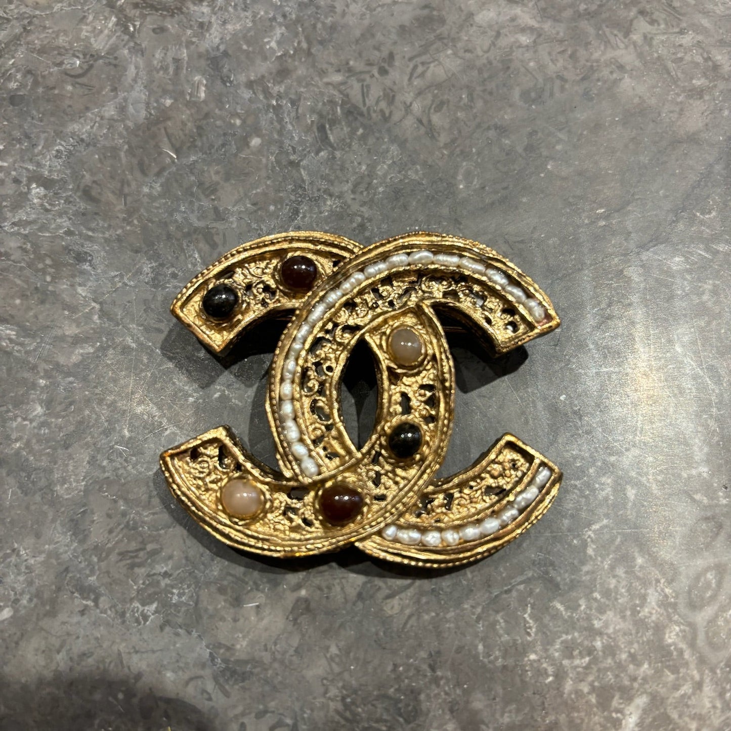 Broche Chanel Arts et Métiers