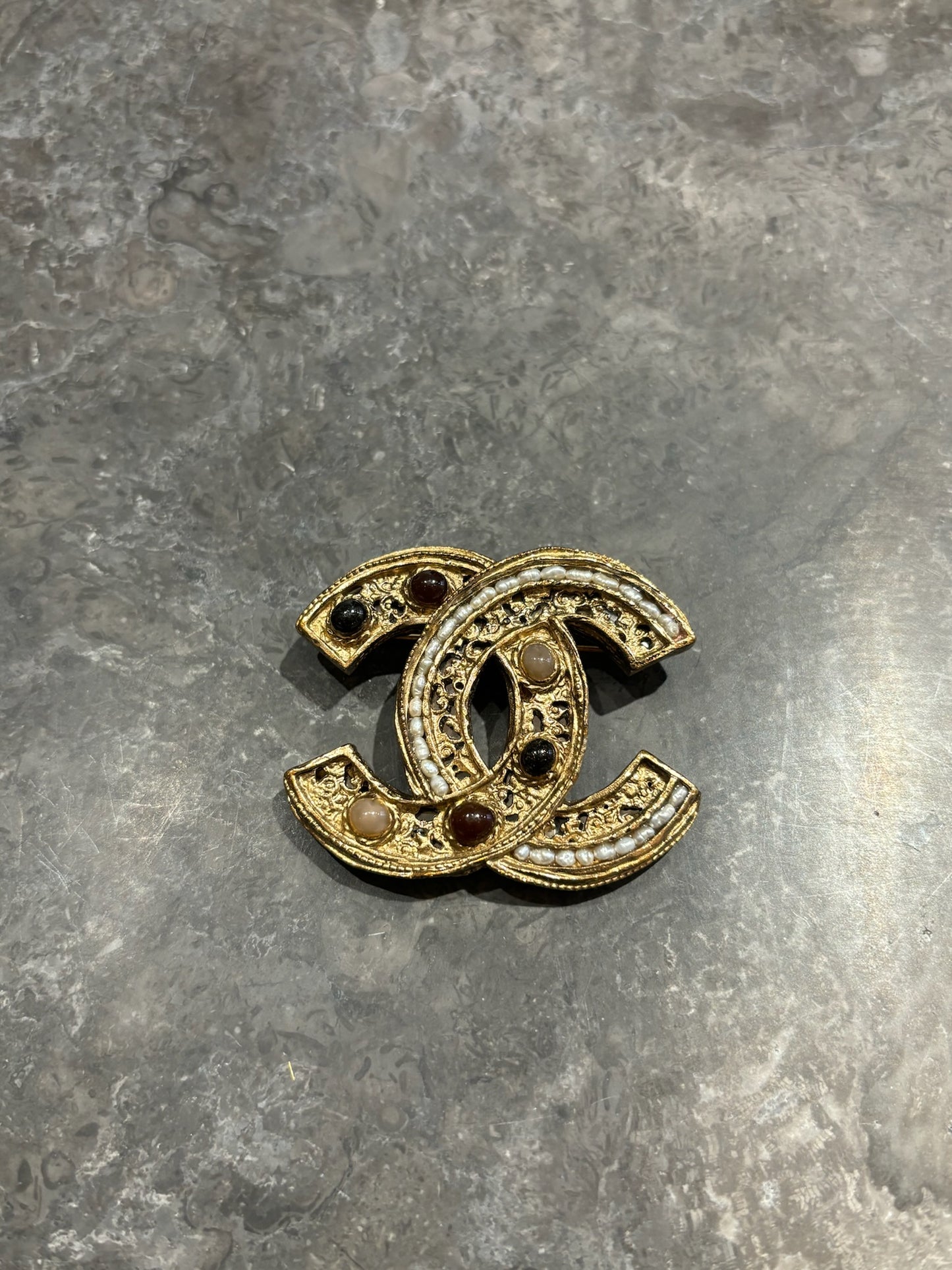 Broche Chanel Arts et Métiers