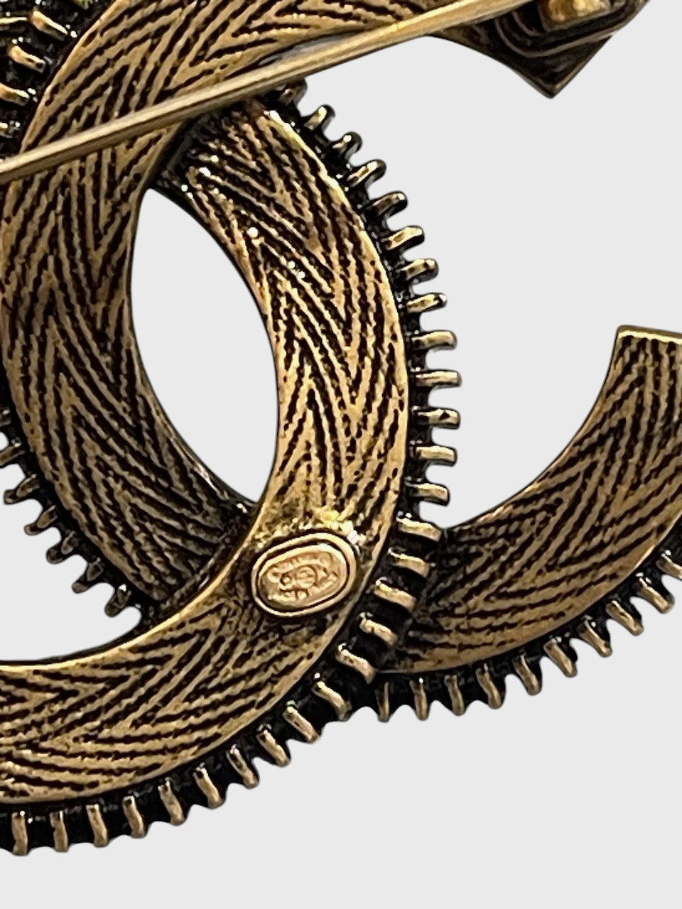 Broche Chanel CC nacre blanc