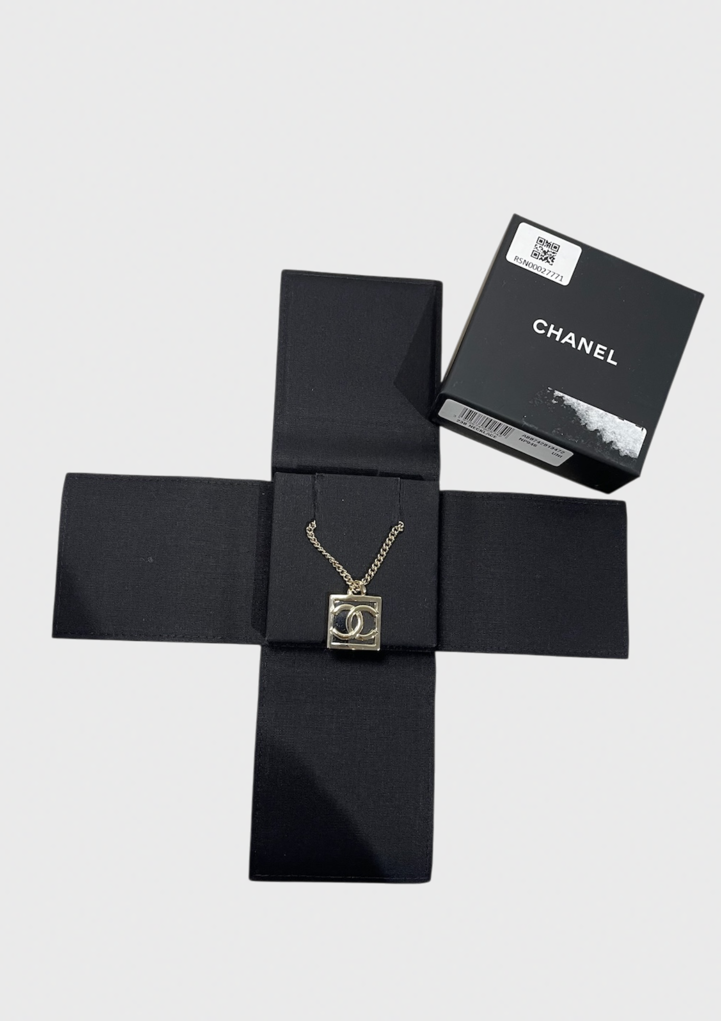 Collier Chanel carré CC