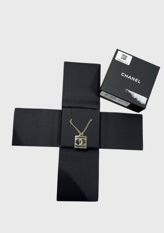 Collier Chanel carré CC