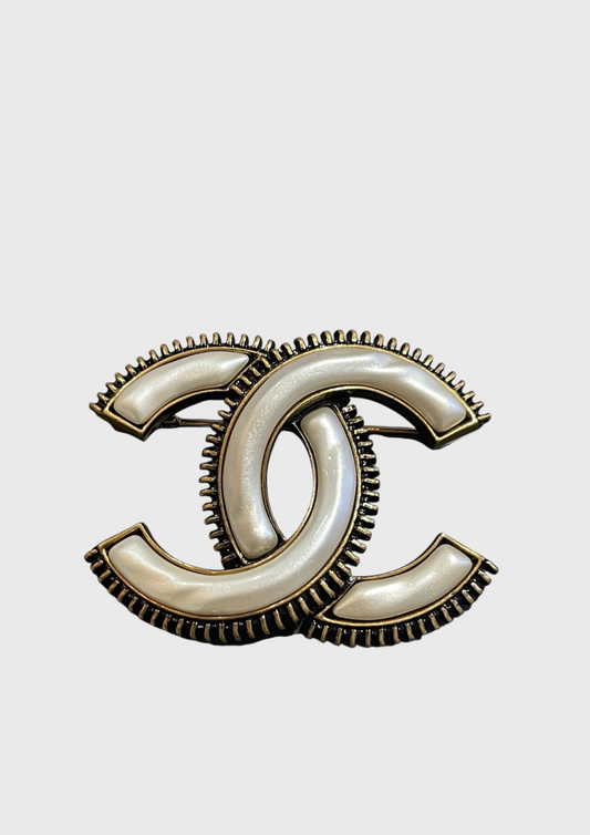 Broche Chanel CC nacre blanc