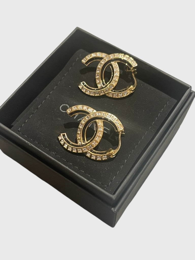 Boucles d'oreilles Chanel CC noires
