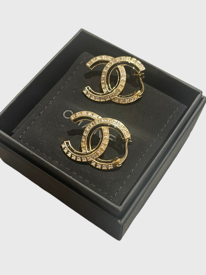 Boucles d'oreilles Chanel CC noires