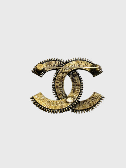 Broche Chanel CC nacre blanc