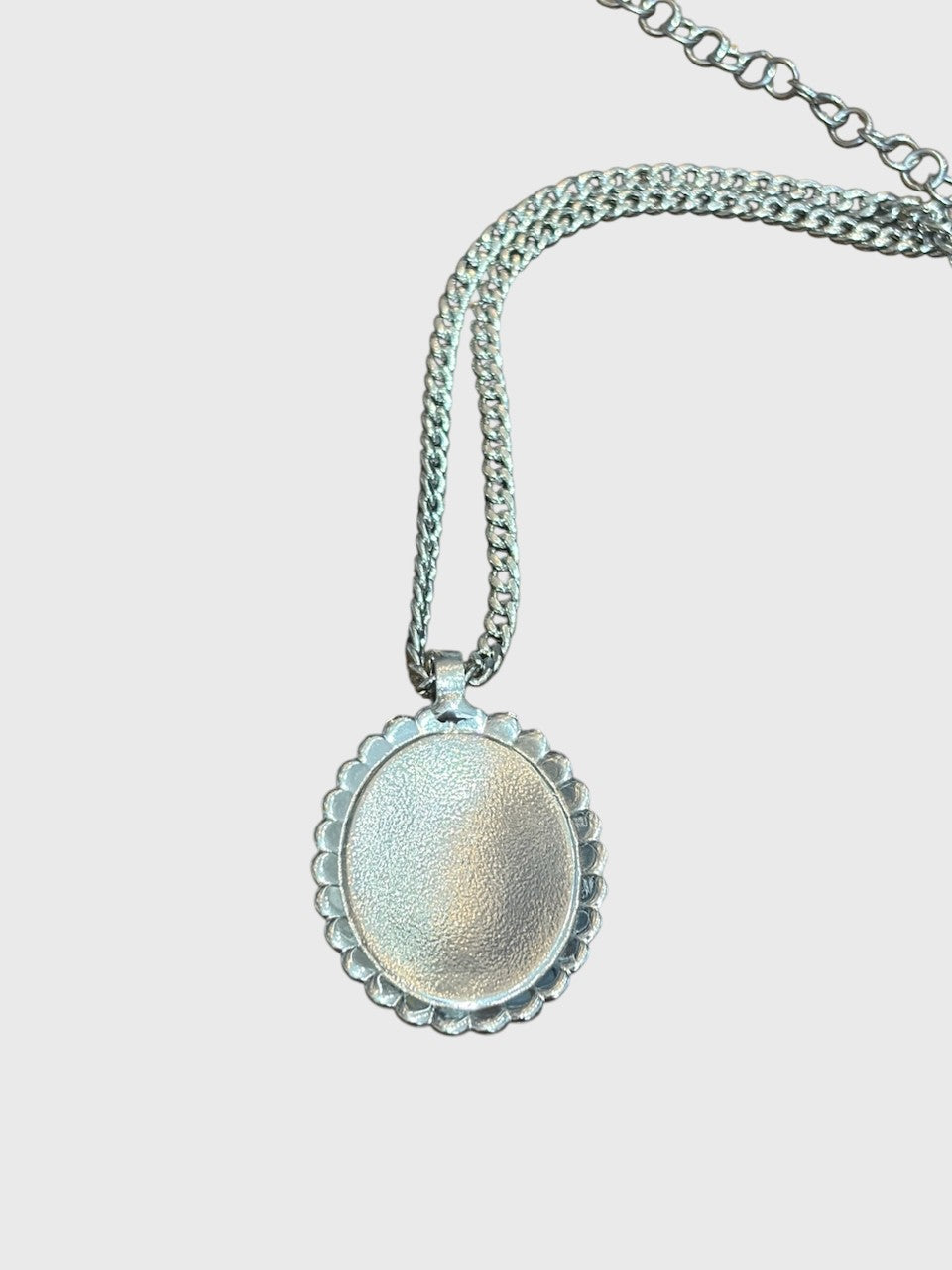 Sautoir Chanel CC argenté