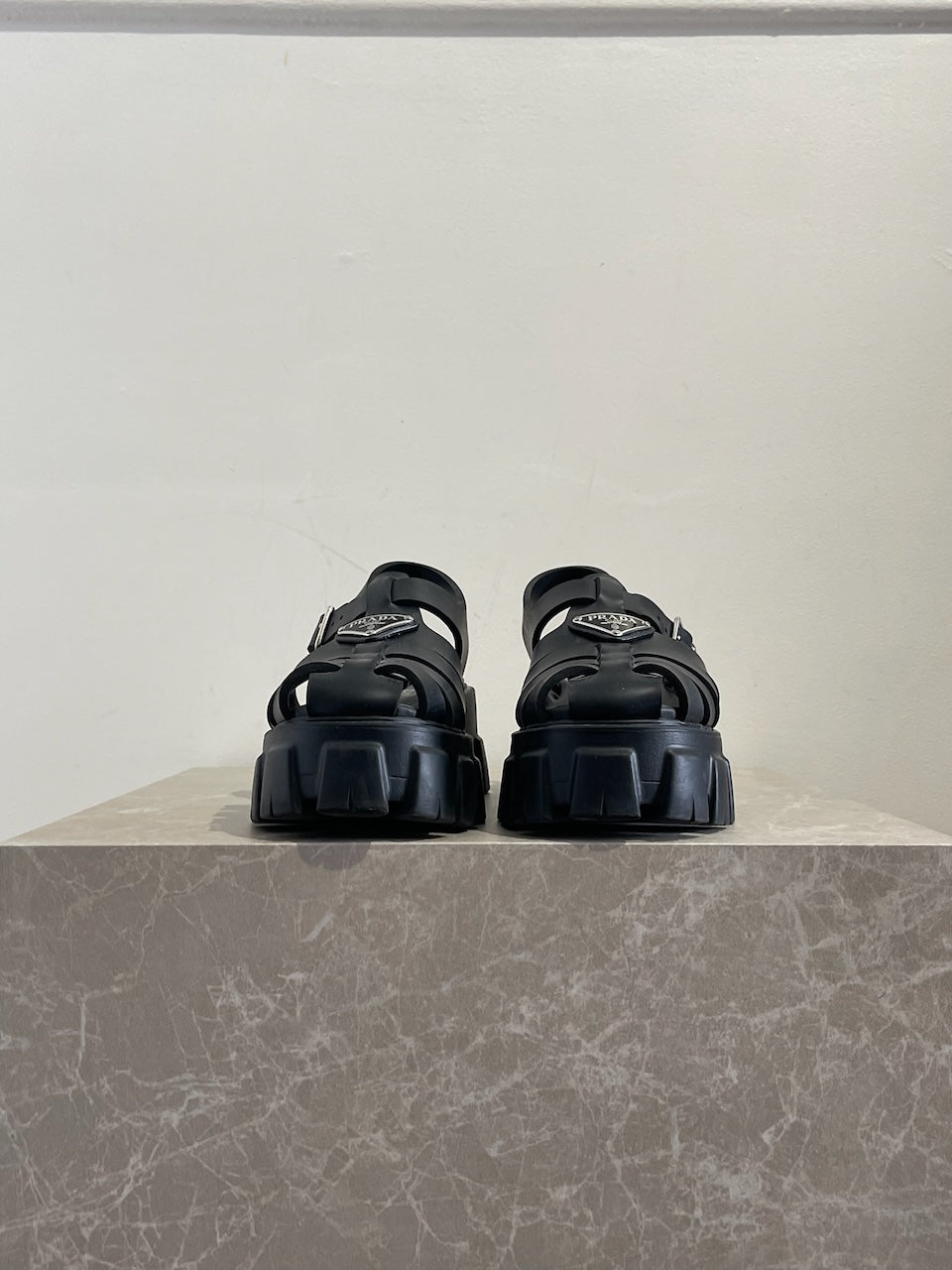 Sandales Prada noires T.36