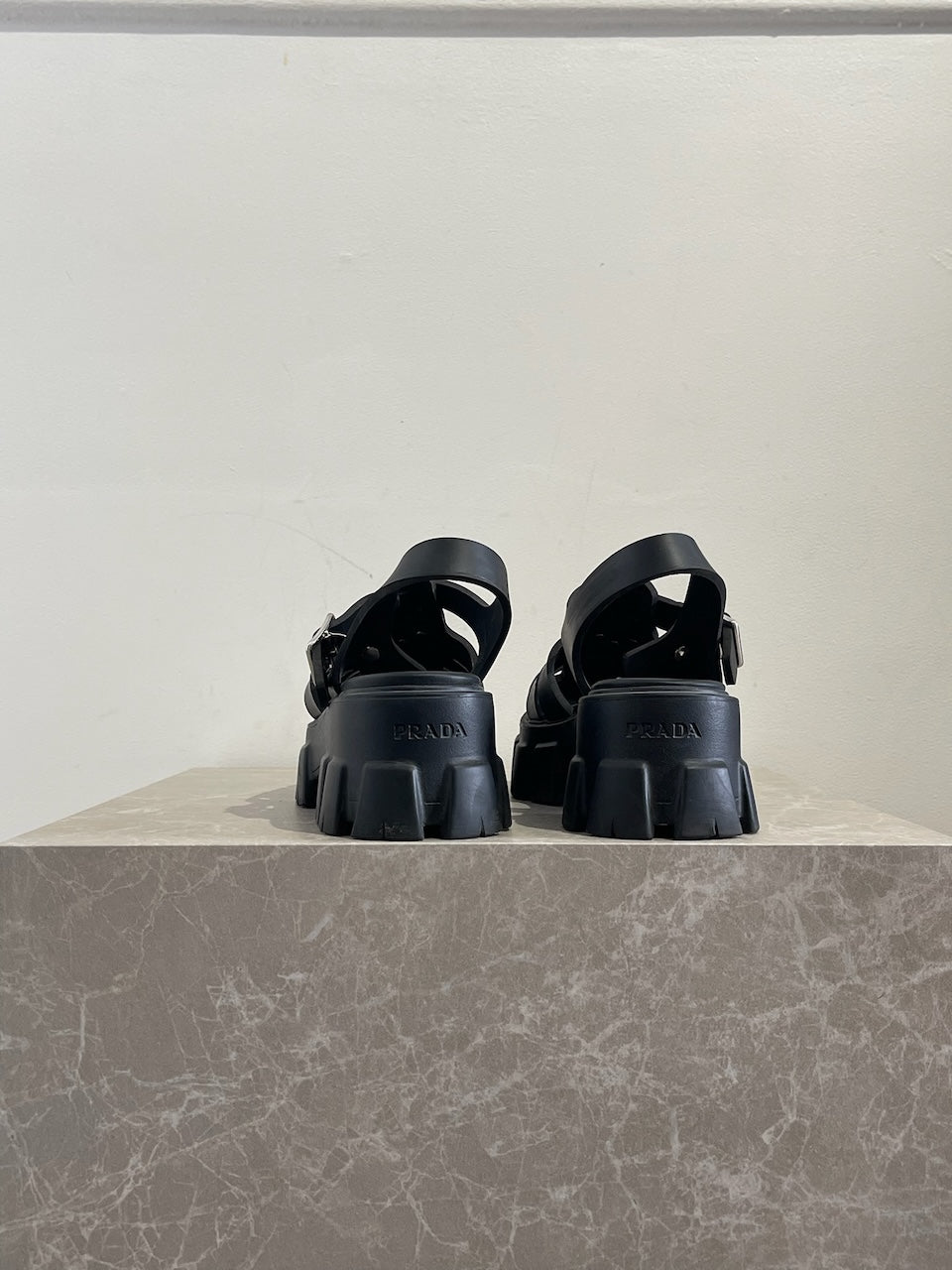 Sandales Prada noires T.36
