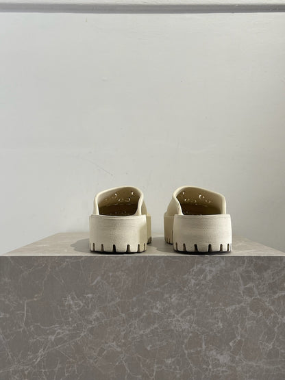 Mules Gucci blanches T.36
