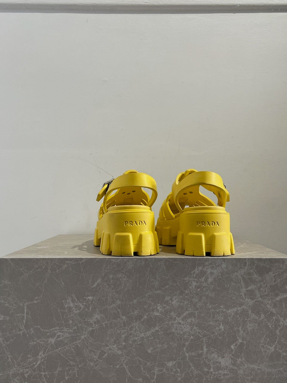 Sandales Prada jaunes T.36