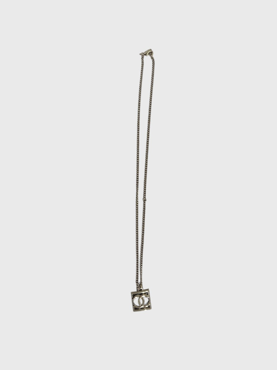 Collier Chanel carré CC