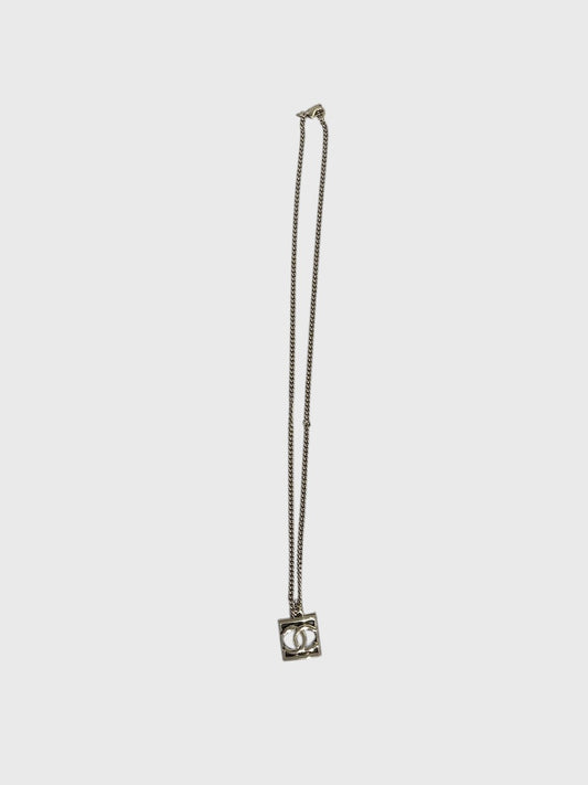 Collier Chanel carré CC