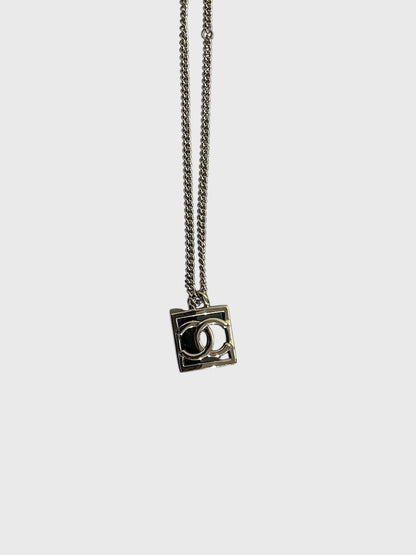 Collier Chanel carré CC