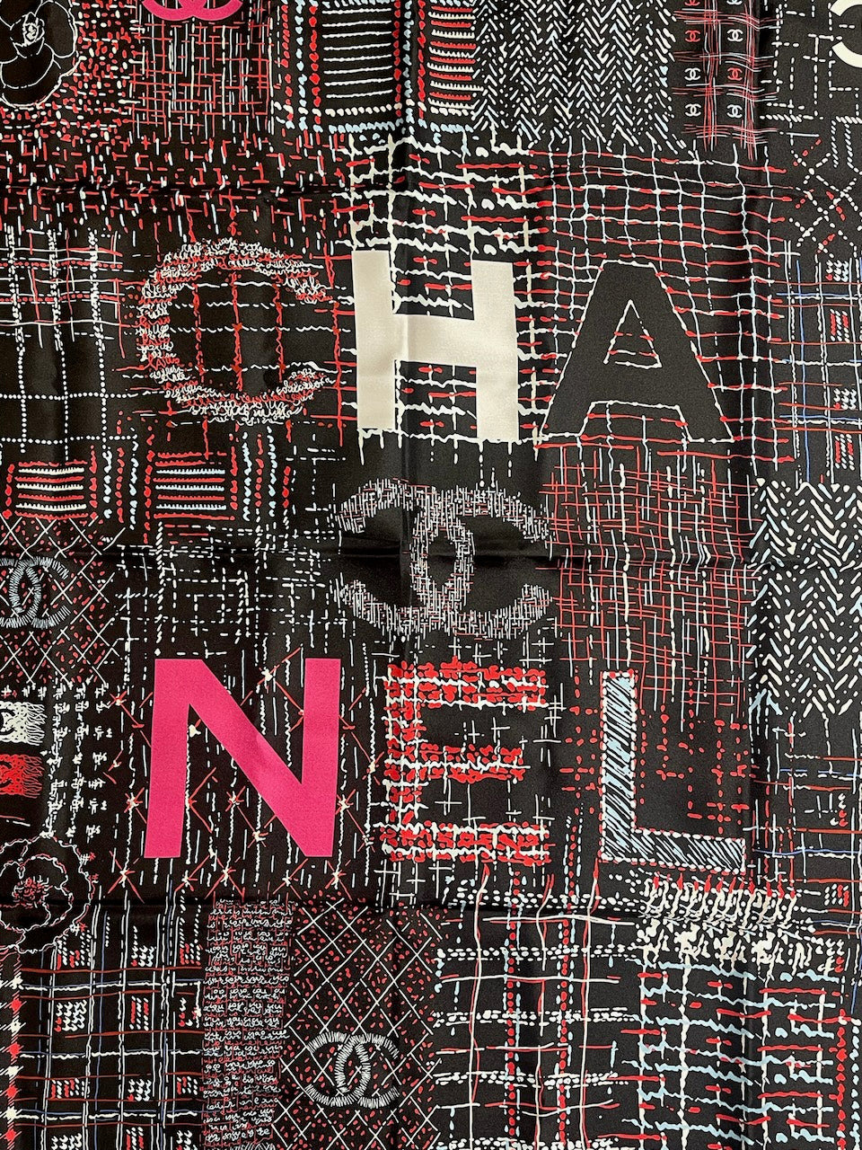 Foulard Chanel noir rouge