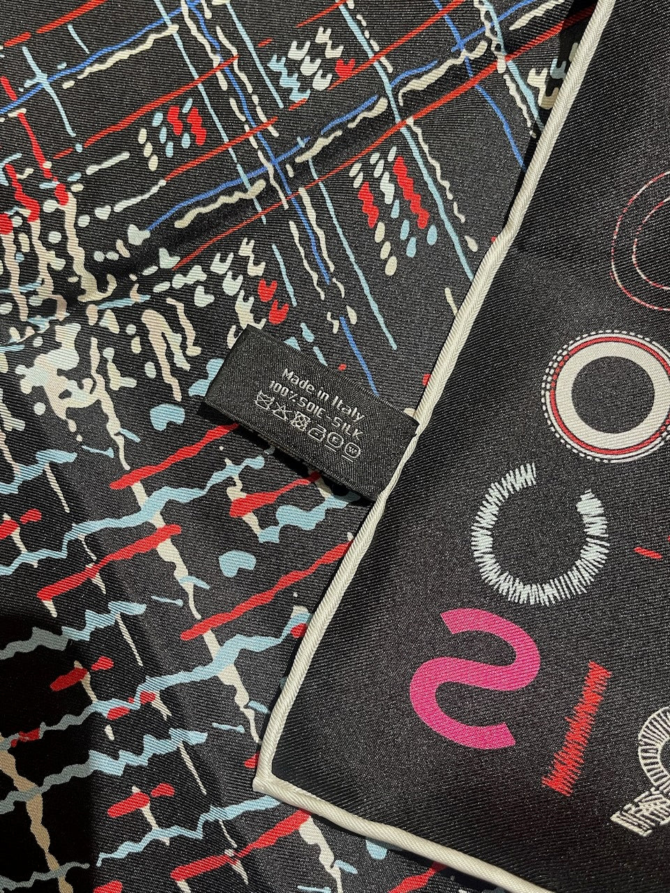 Foulard Chanel noir rouge