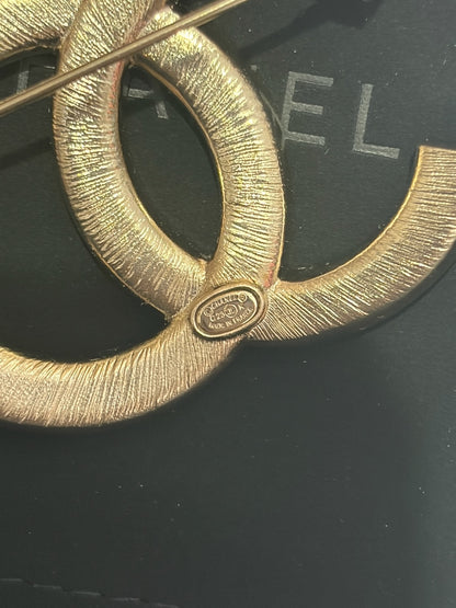 Broche Chanel CC