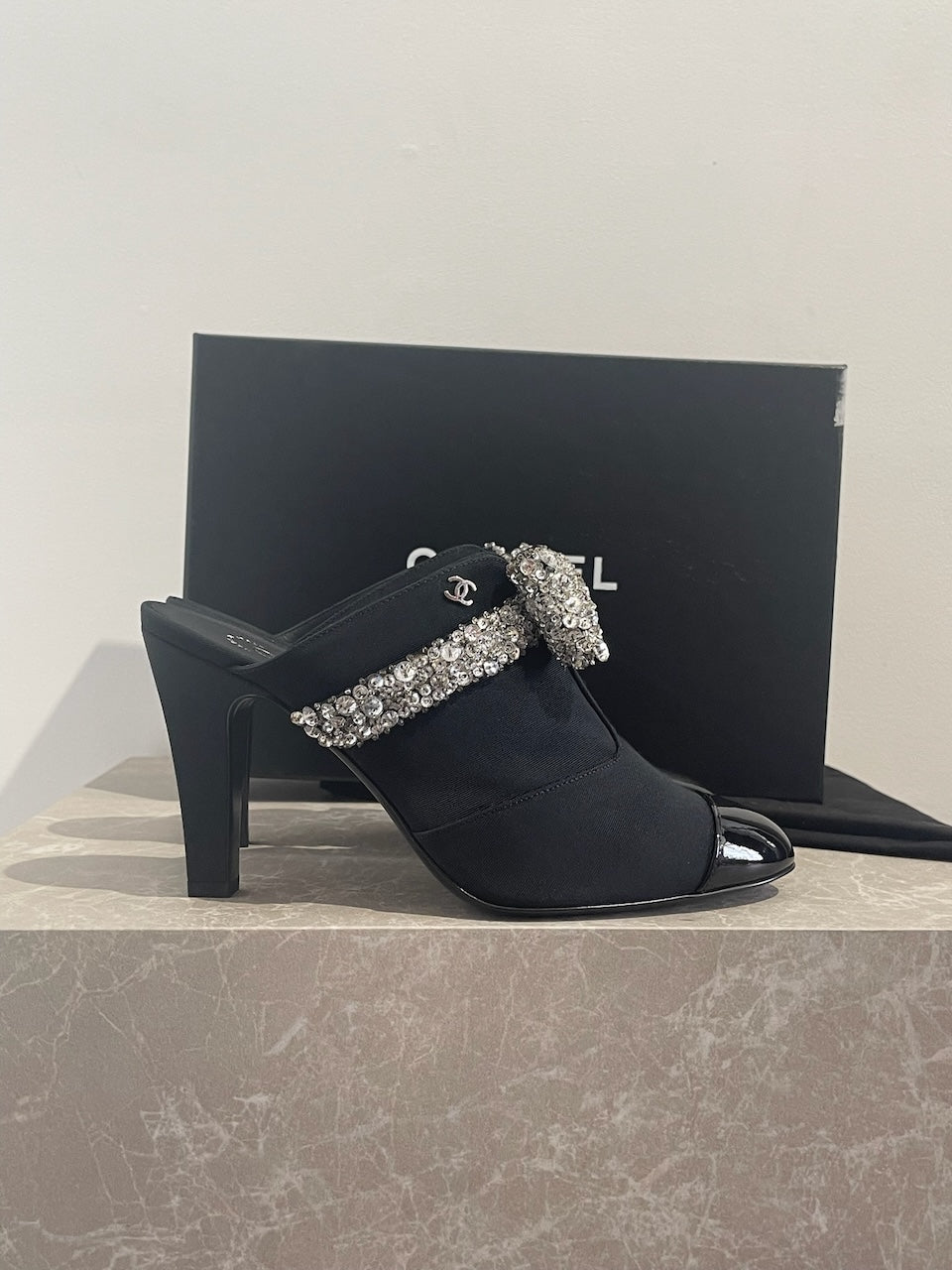 Mules Chanel noires T.38,5 NEUVES