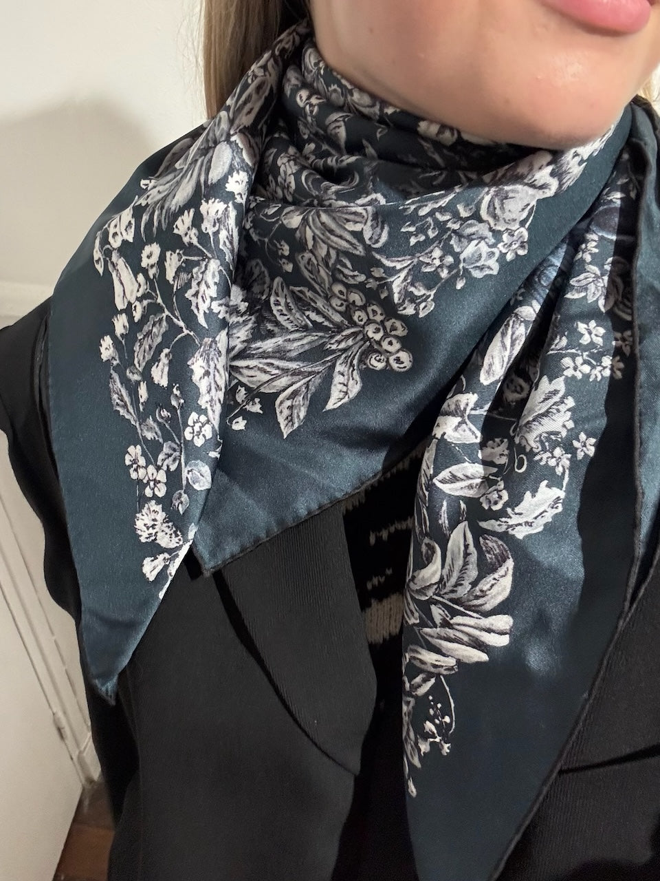 Foulard Dior bleu à fleurs