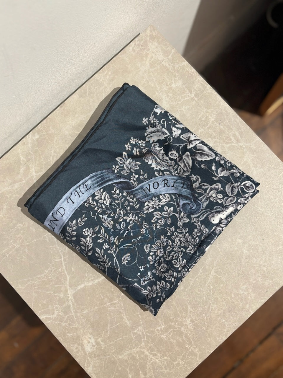 Foulard Dior bleu à fleurs