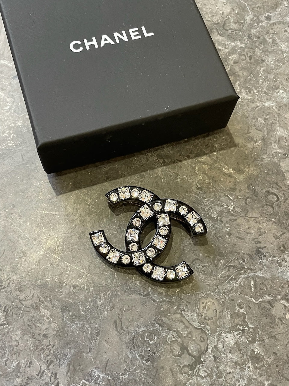 Broche Chanel noire