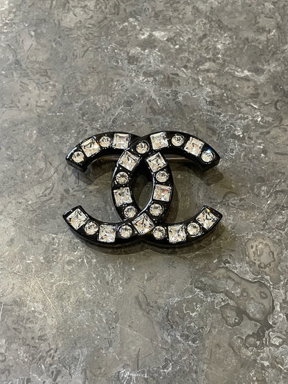 Broche Chanel noire