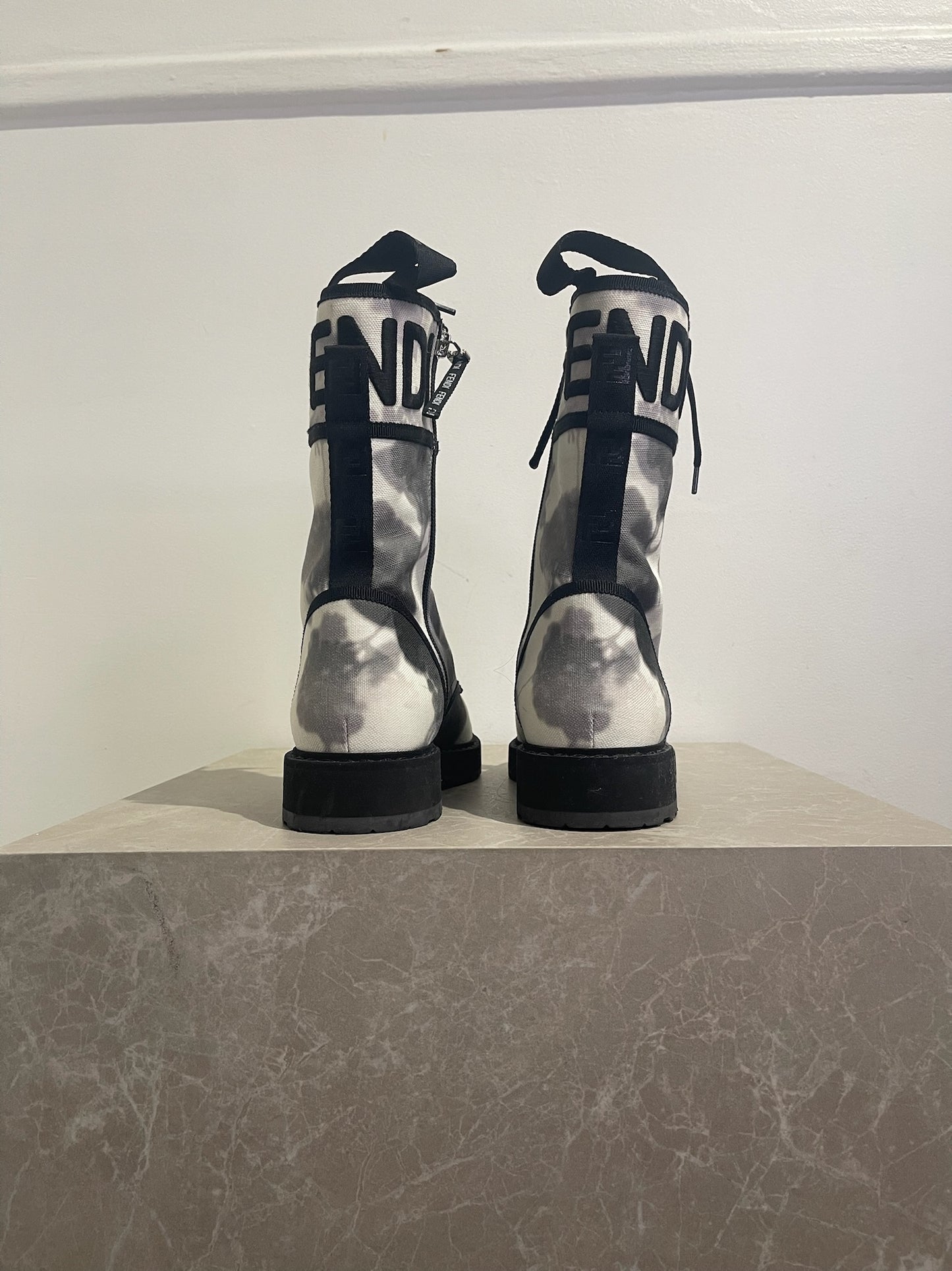 Bottines Fendi noires T.36,5