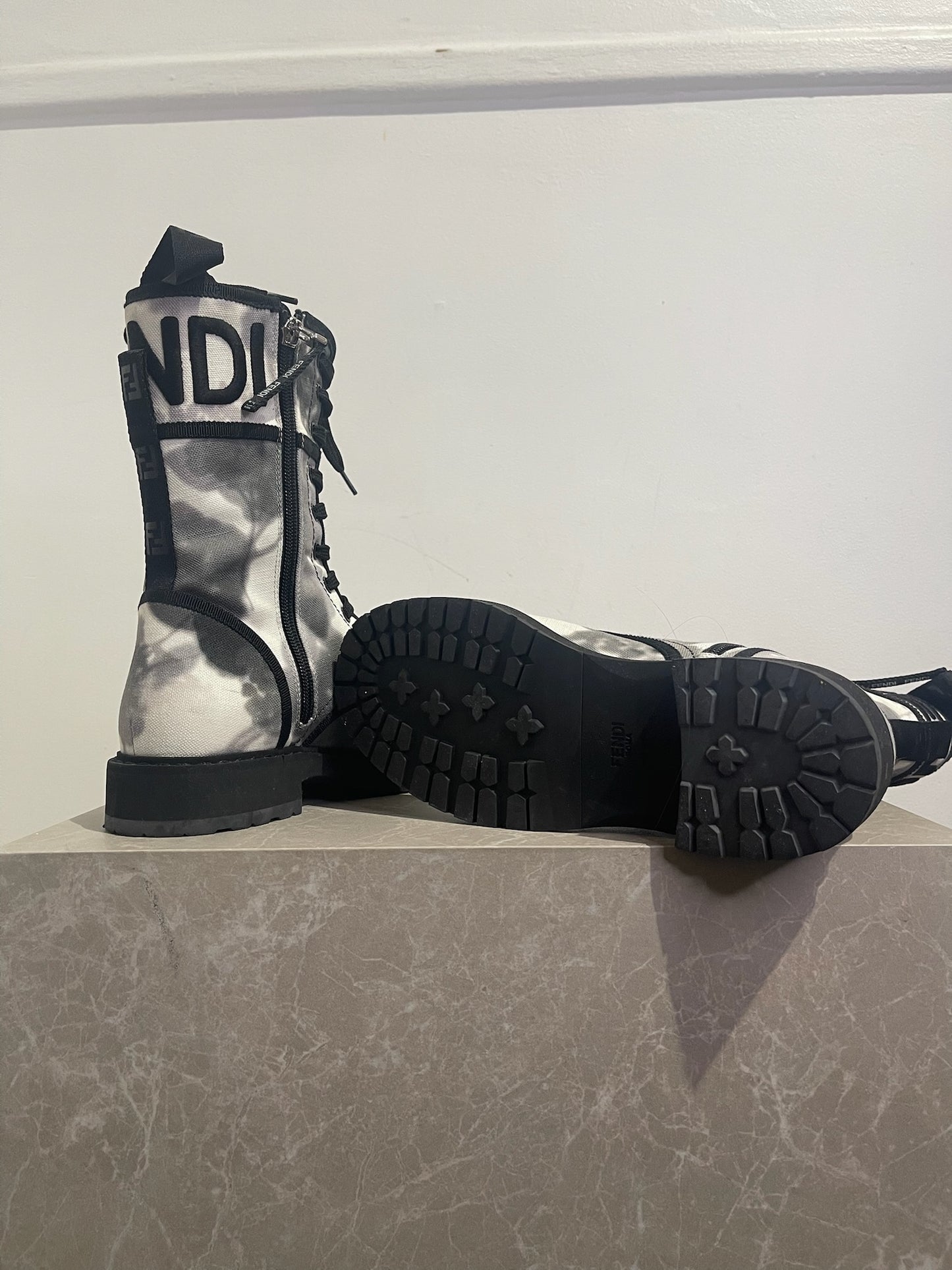 Bottines Fendi noires T.36,5