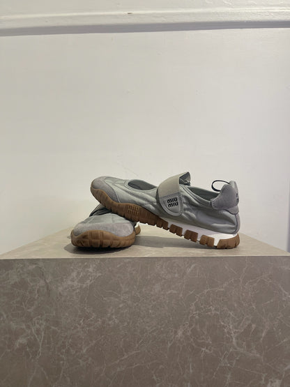 Baskets Miu Miu Tyre grises T.39