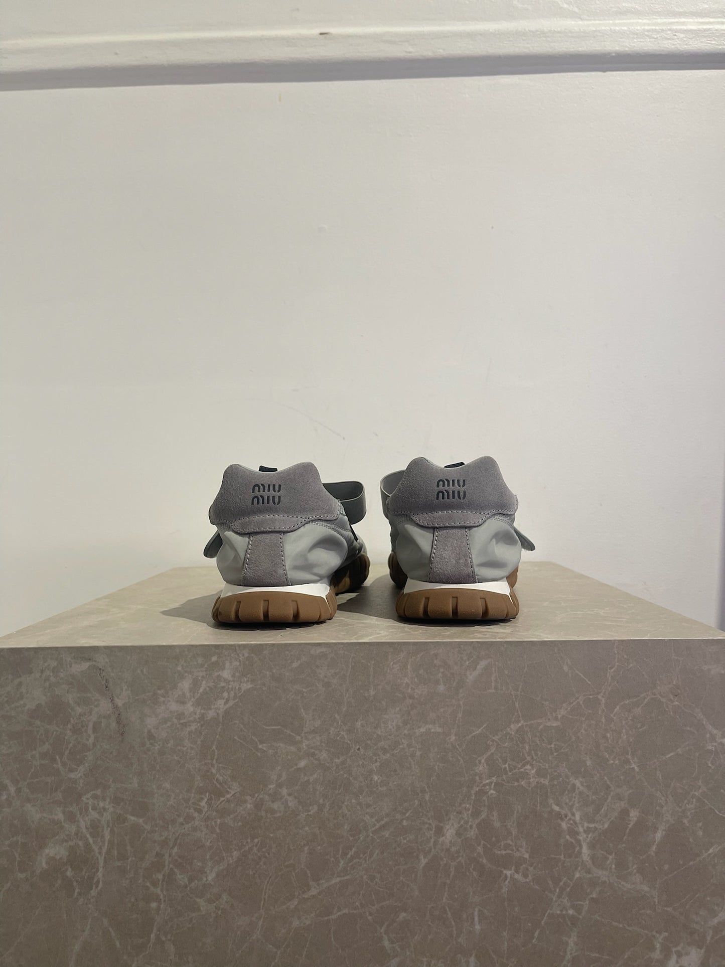 Baskets Miu Miu Tyre grises T.39