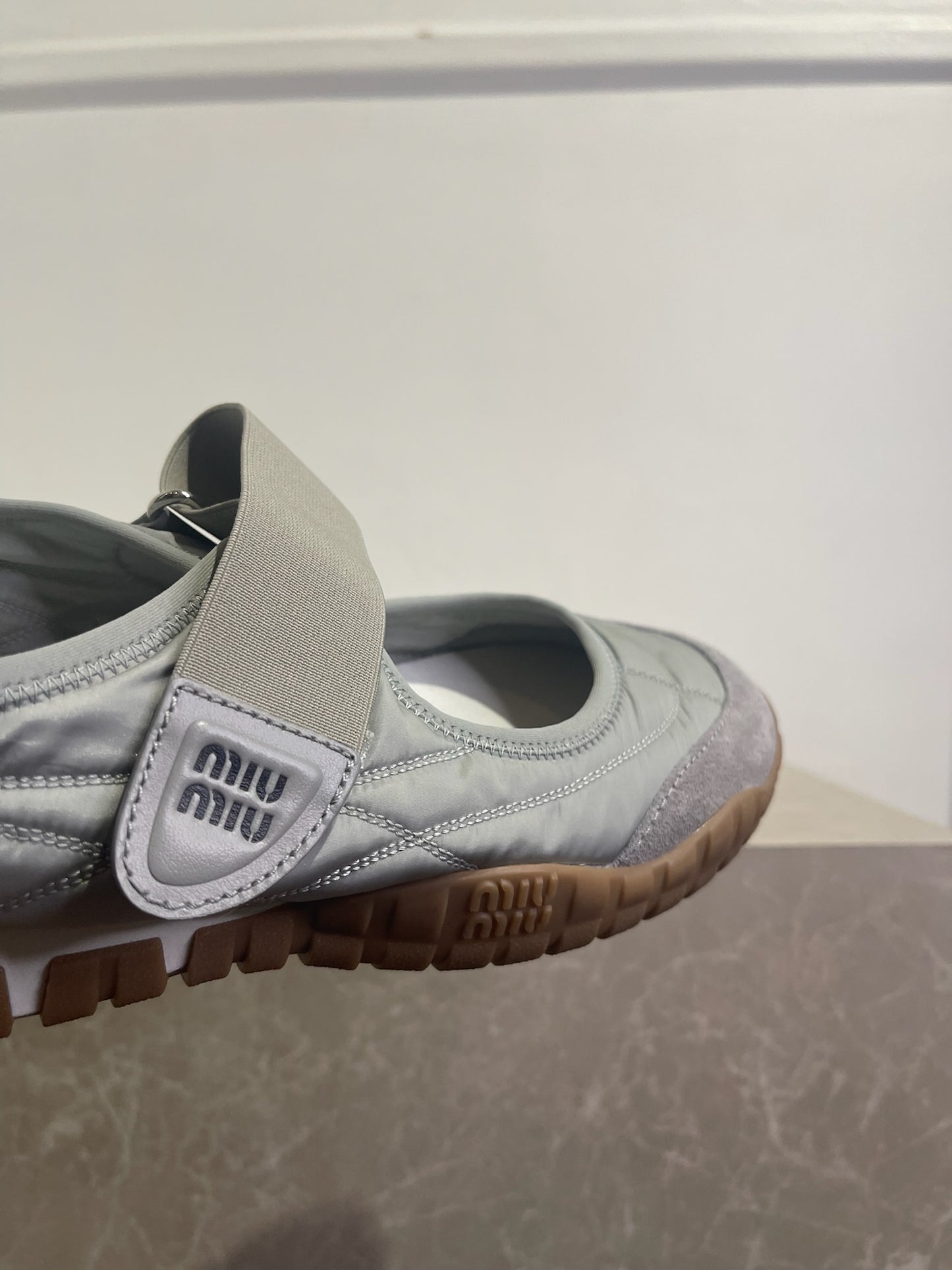 Baskets Miu Miu Tyre grises T.39