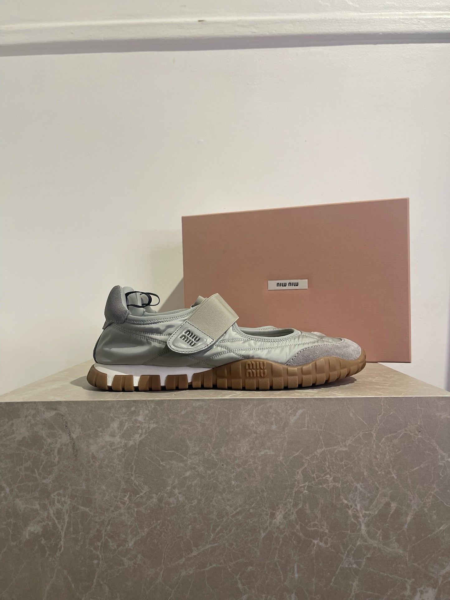 Baskets Miu Miu Tyre grises T.39