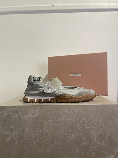 Baskets Miu Miu Tyre grises T.39