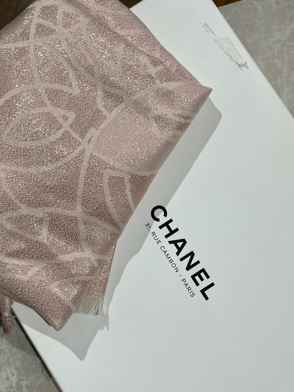 Châle Chanel rose NEUF