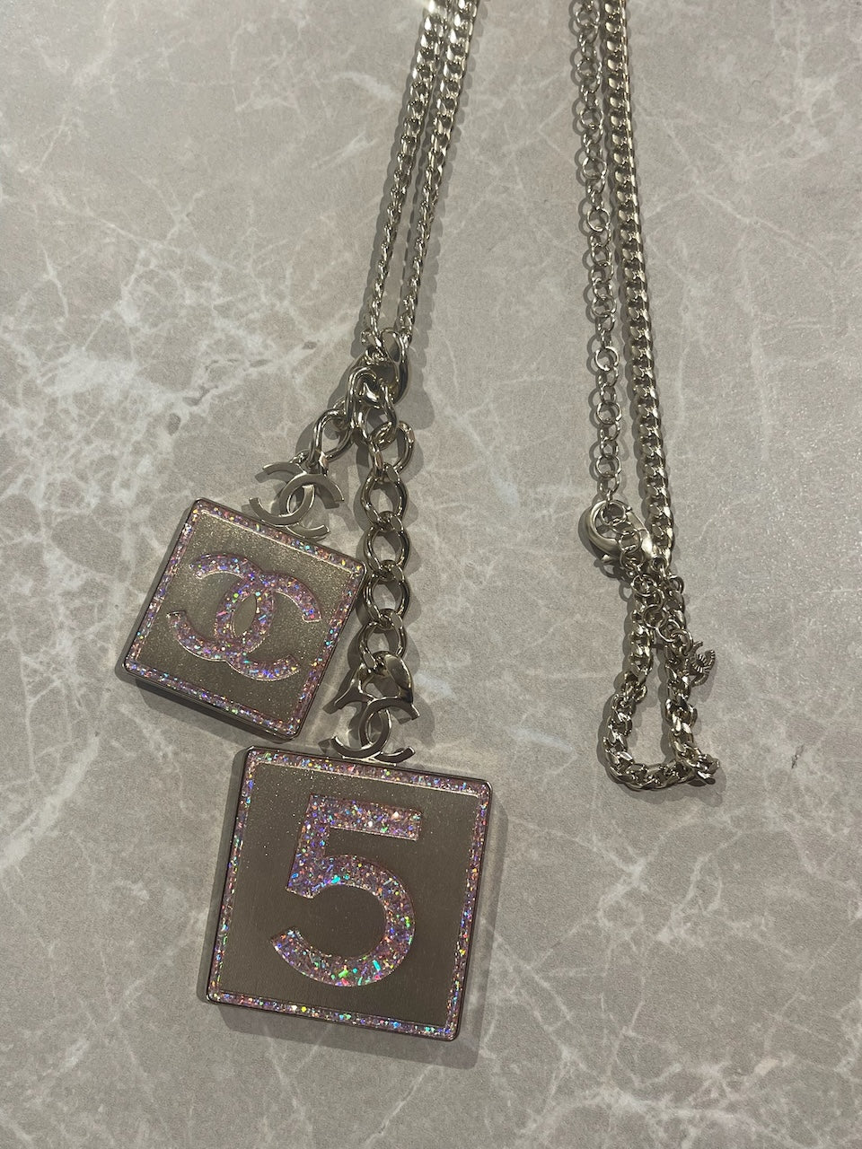 Collier Chanel n°5 NEUF