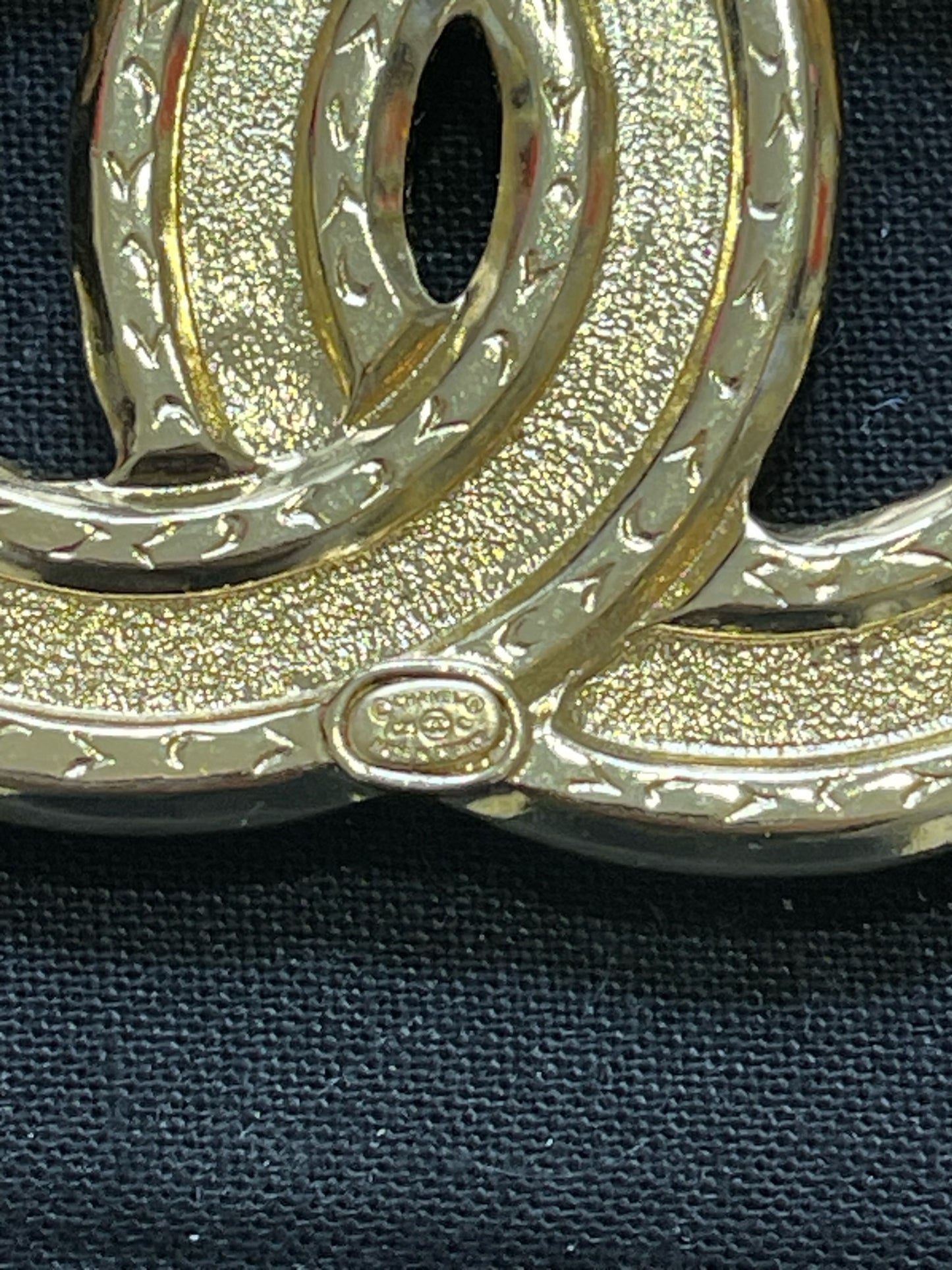 Broche Chanel CC dorée NEUVE