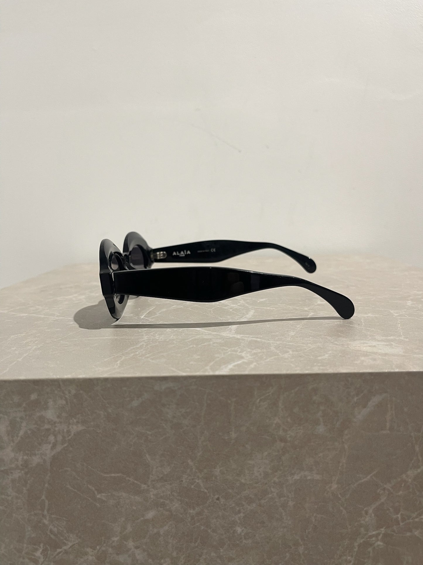 Lunettes de soleil Alaia noires