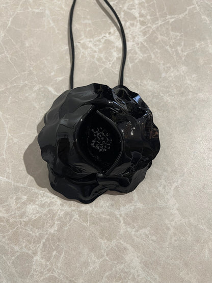 Collier Saint Laurent fleur noir