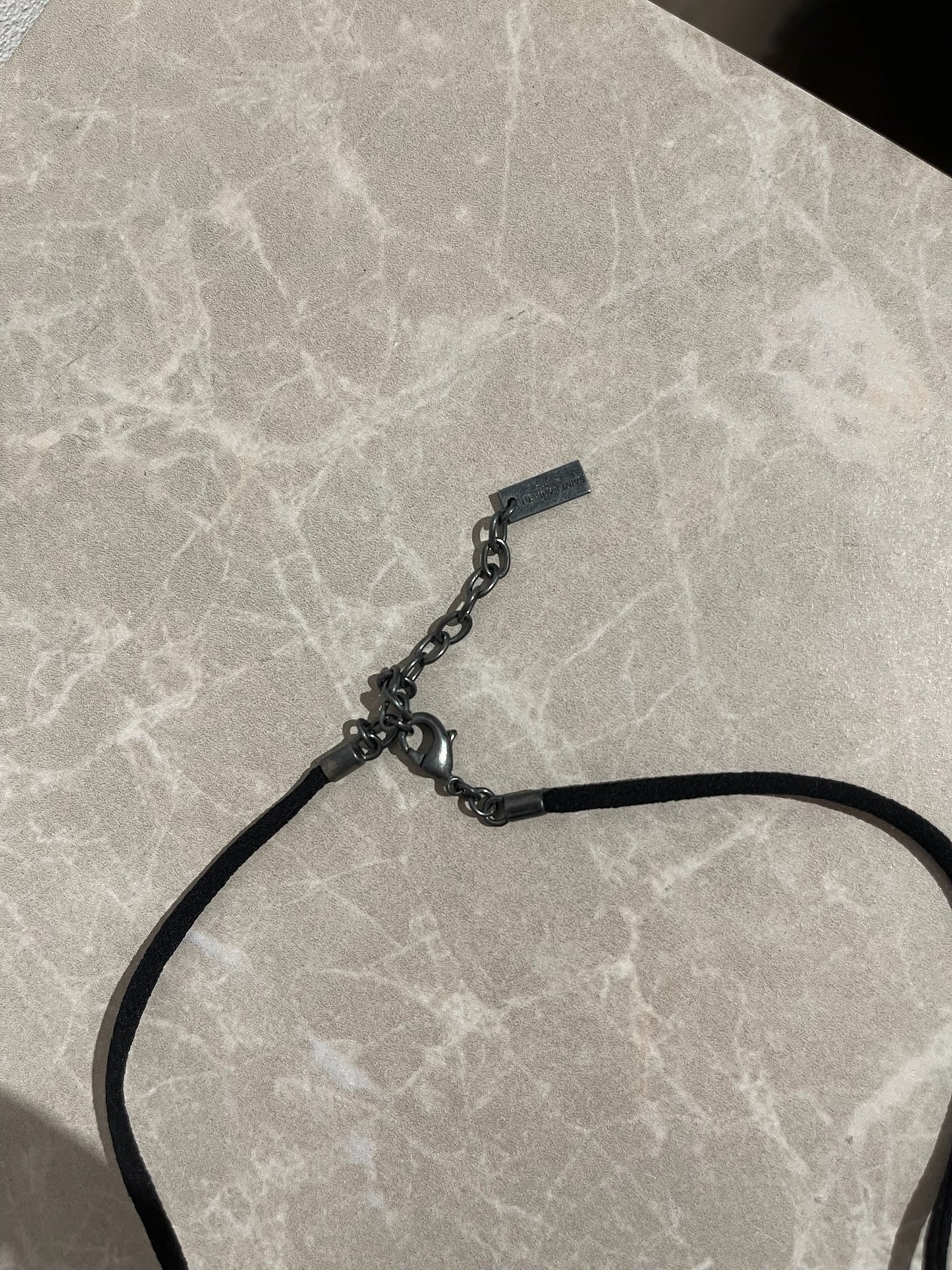 Collier Saint Laurent fleur noir