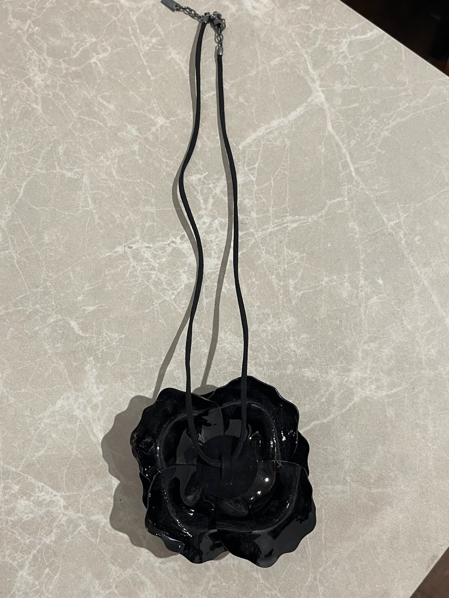 Collier Saint Laurent fleur noir
