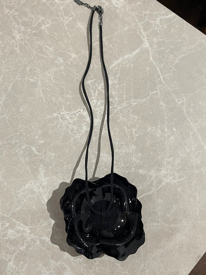 Collier Saint Laurent fleur noir
