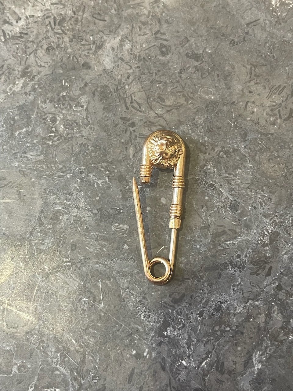 Broche Versace dorée