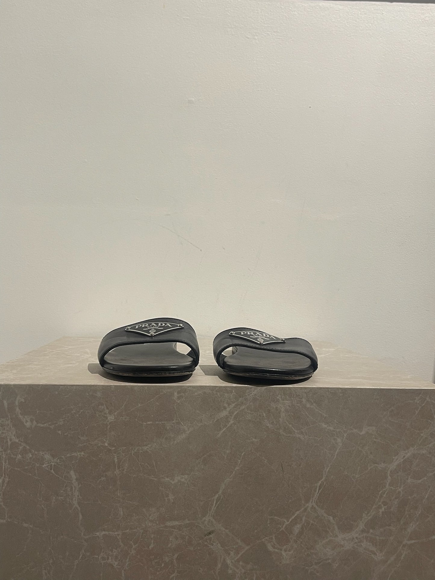 Sandales Prada noires T.37,5