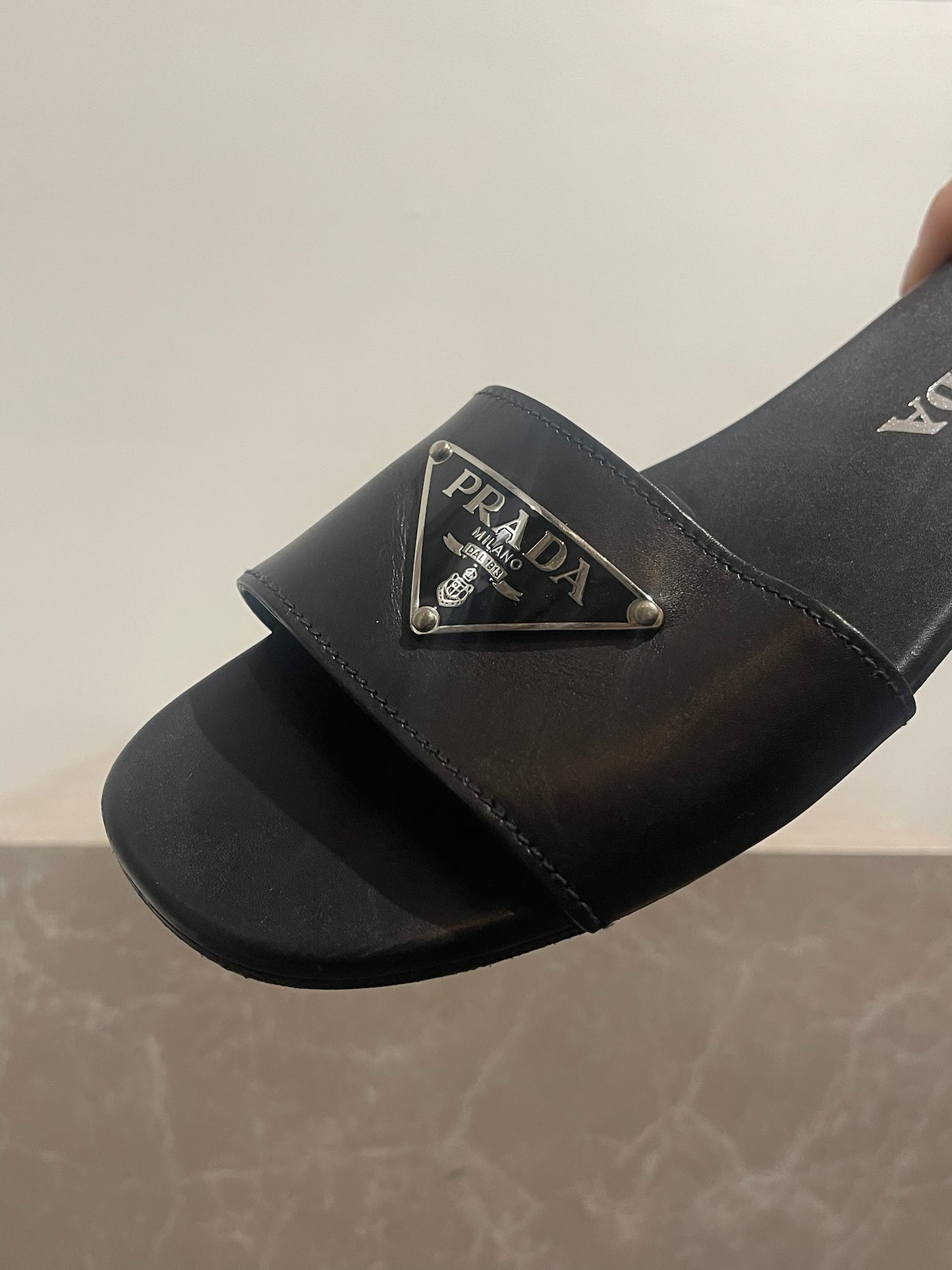 Sandales Prada noires T.37,5