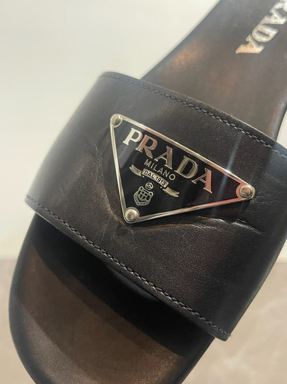 Sandales Prada noires T.37,5