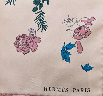 Carré Hermes rose " Robe Légère " NEUF