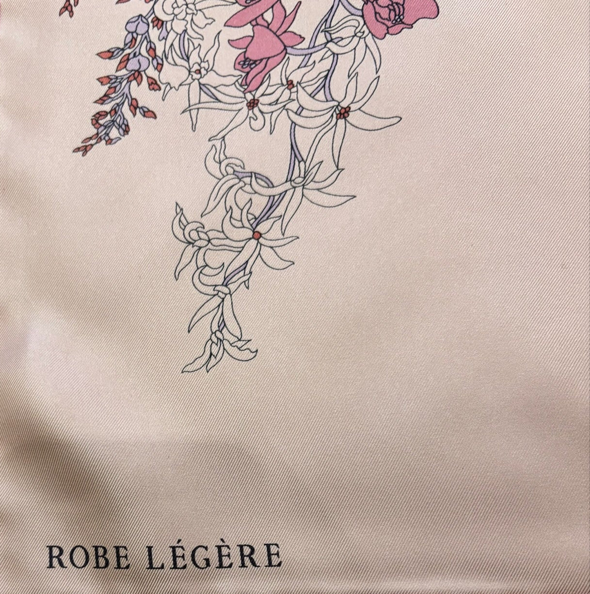 Carré Hermes rose " Robe Légère " NEUF