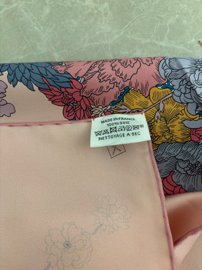 Carré Hermes rose " Robe Légère " NEUF