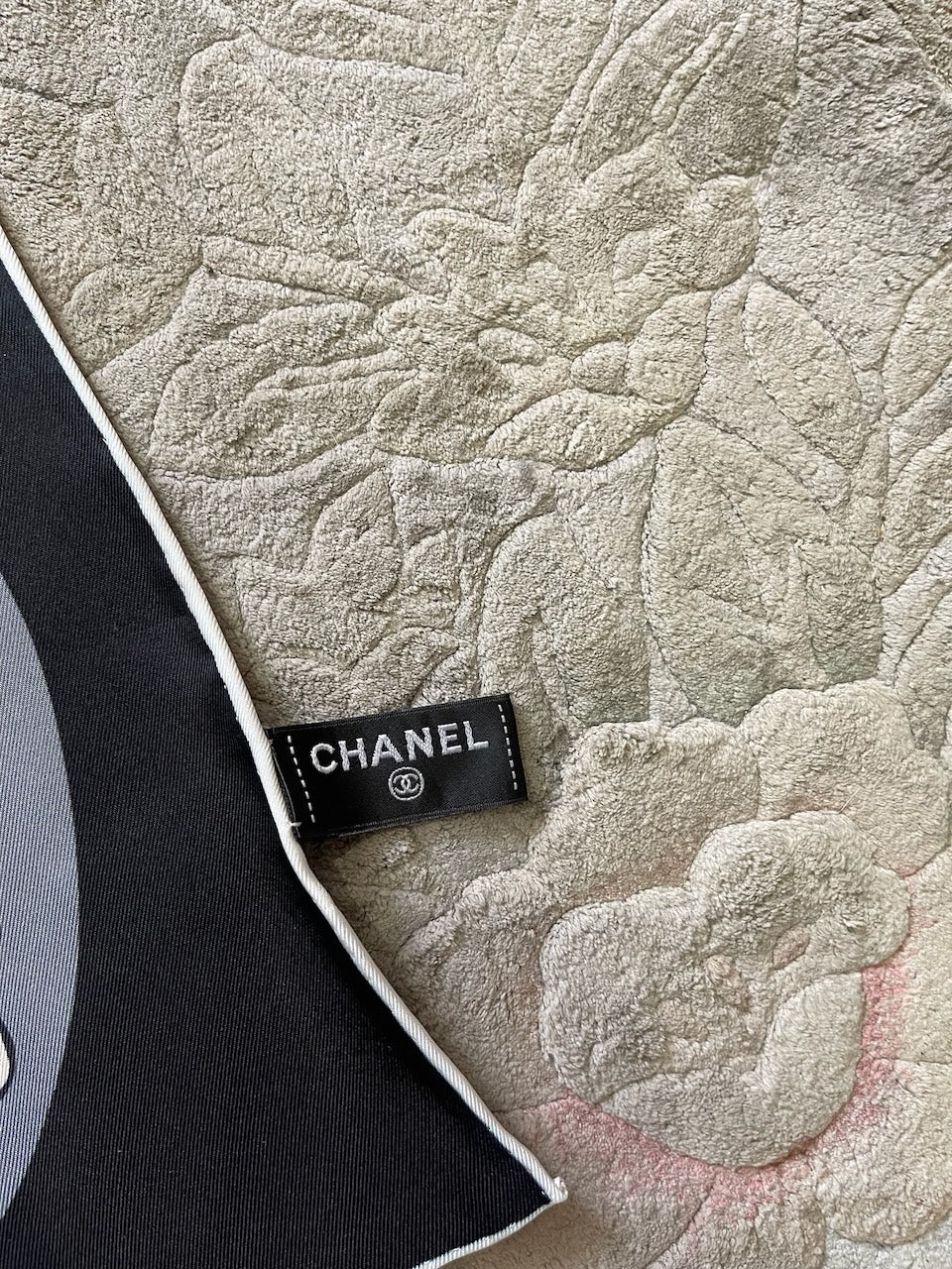 Carré 90 Chanel noir et beige